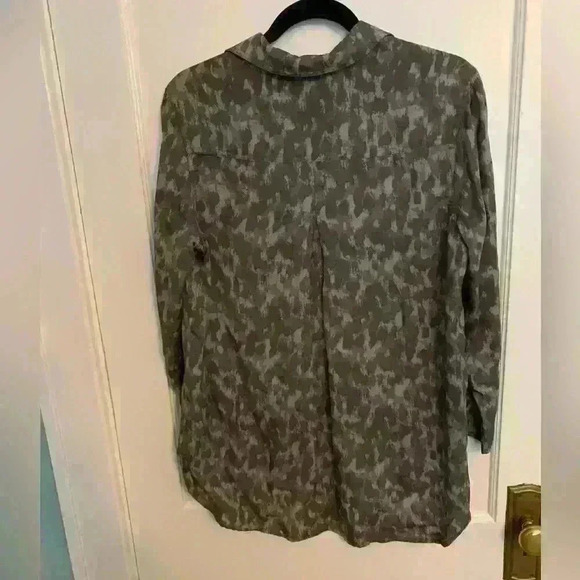Cloth & Stone Button down Shirt Grey Animal Print Abstract Womens Size Medium - Picture 8 of 8